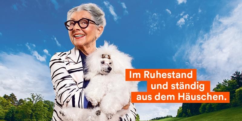 Symbolfoto zum Thema Seniorenticket bei Führerscheinrückgabe Seniorin mit Hund auf dem Arm