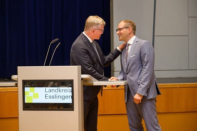 Landrat Heinz Eininger (links) gratuliert Marcel Musolf zur gewonnenen Landratswahl