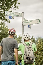 Radfahrer vor Radwegeschild