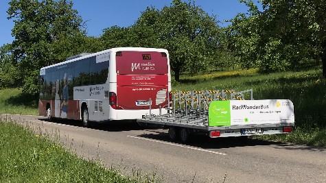 Radwanderbus mit Fahrradanhänger